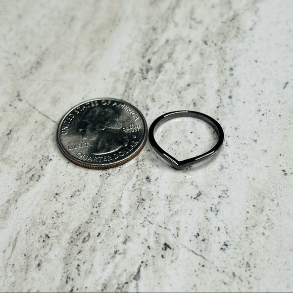 925 Sterling Silver Black V Shaped Ring Size 7 - Picture 3 of 16
